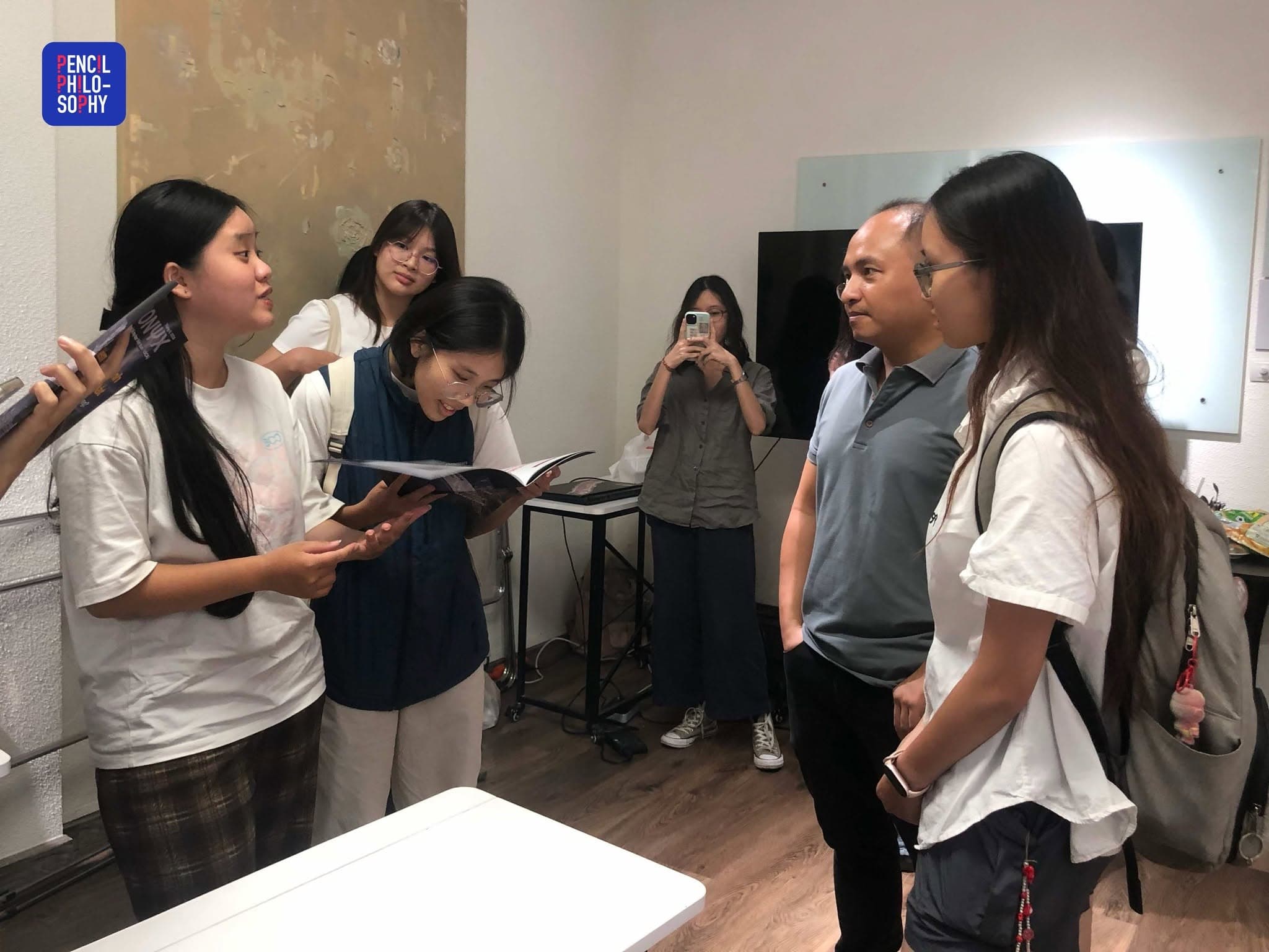 Học viên cùng đọc và trao đổi trước lớp