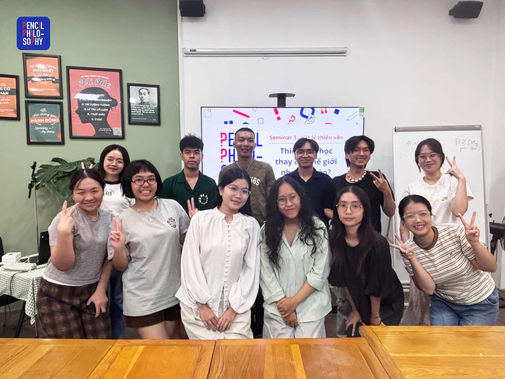 Học viên chụp ảnh chung trước màn hình seminar Vật lý thiên văn