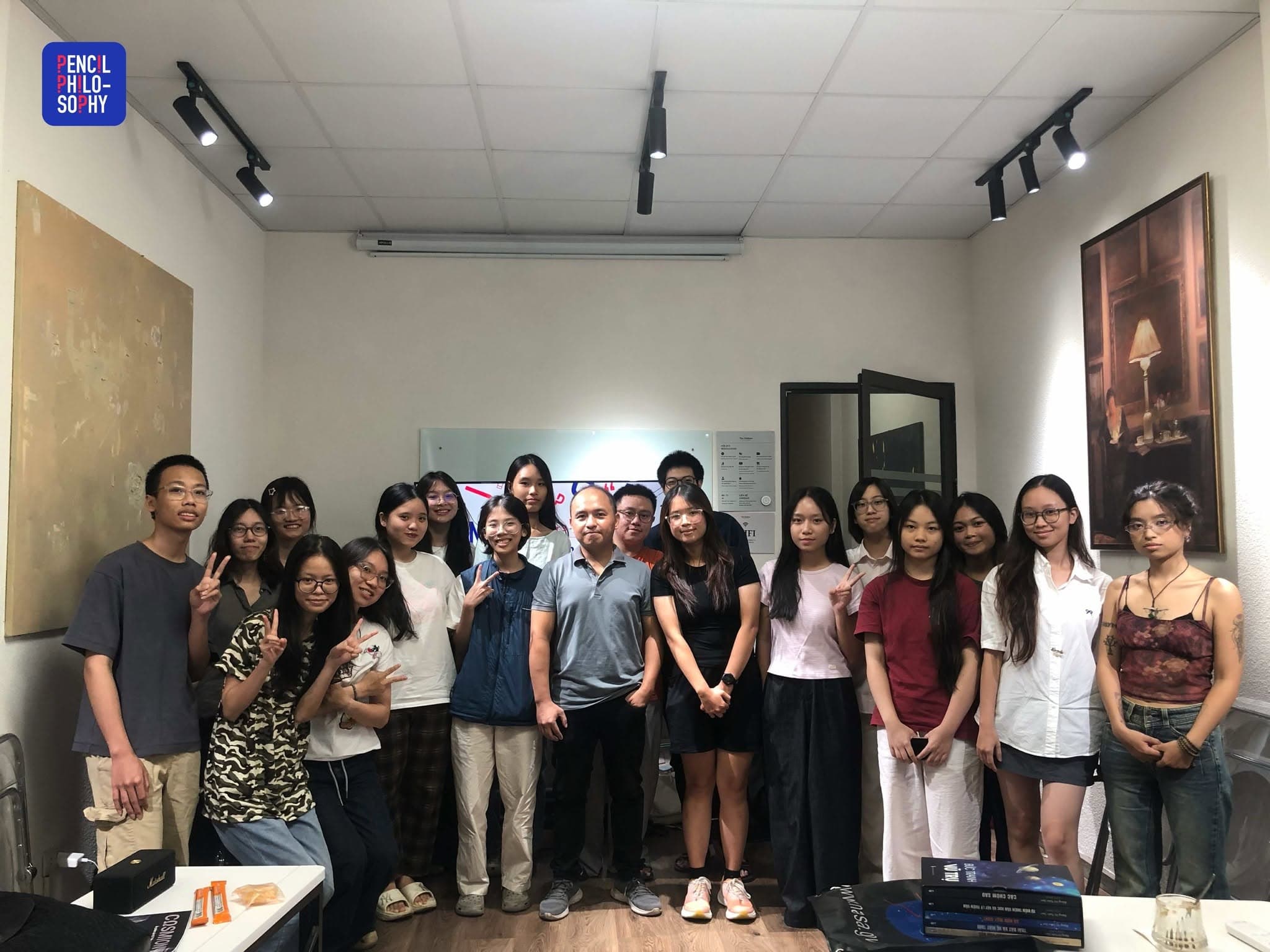 Học viên chụp ảnh cùng giảng viên