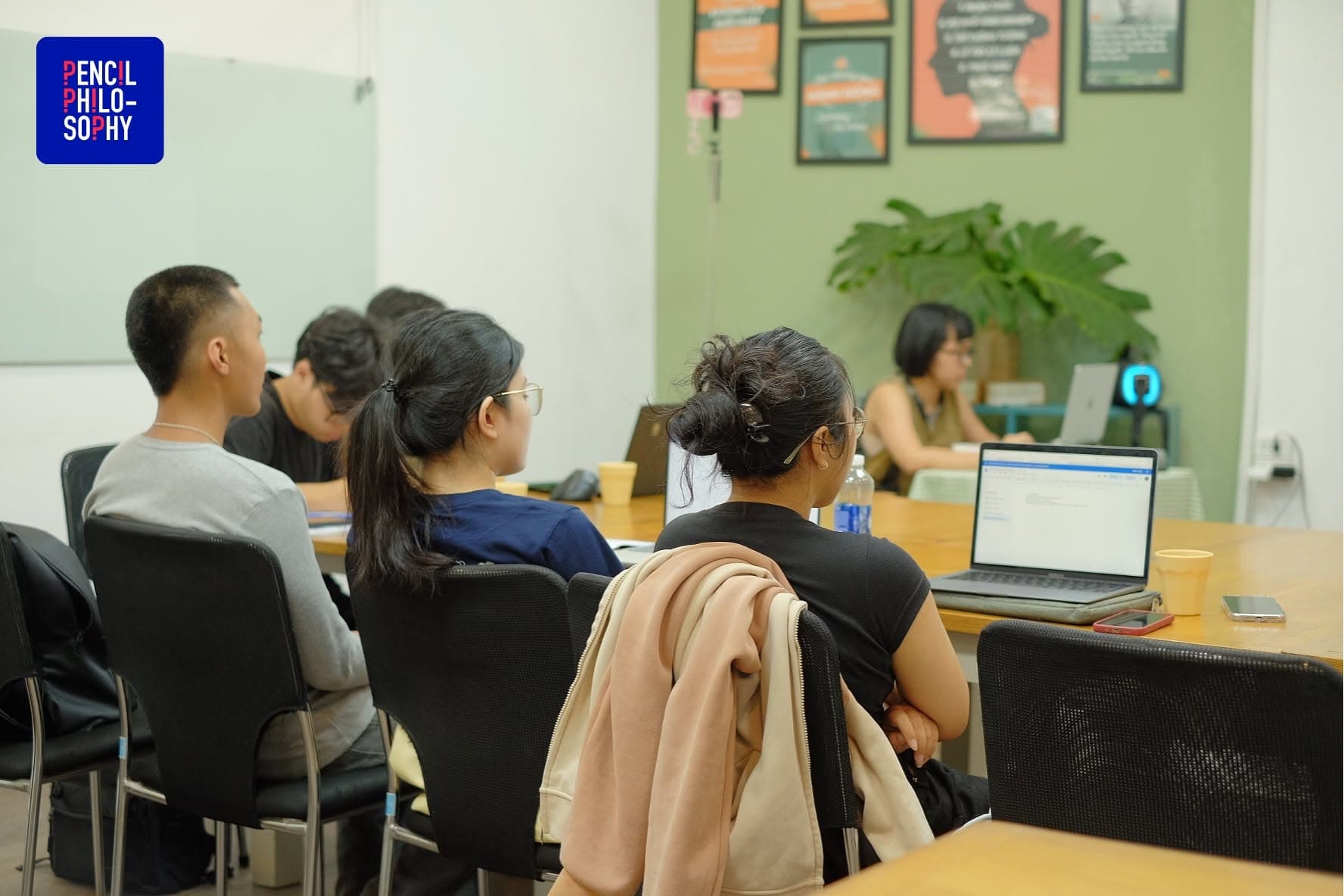 Học viên trao đổi quanh bàn trong giờ seminar