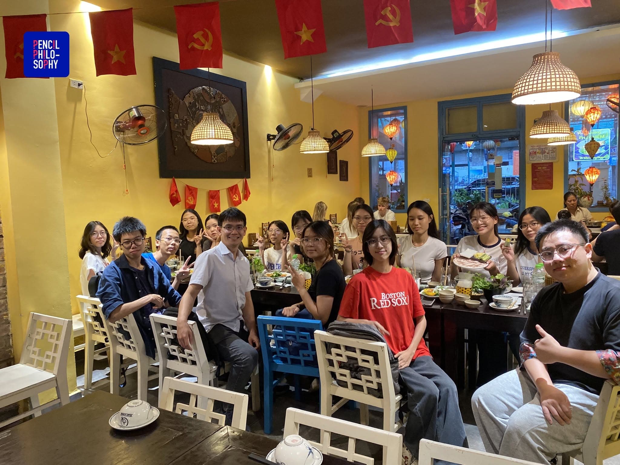 Cả lớp cùng ngồi lại trong không gian buổi học