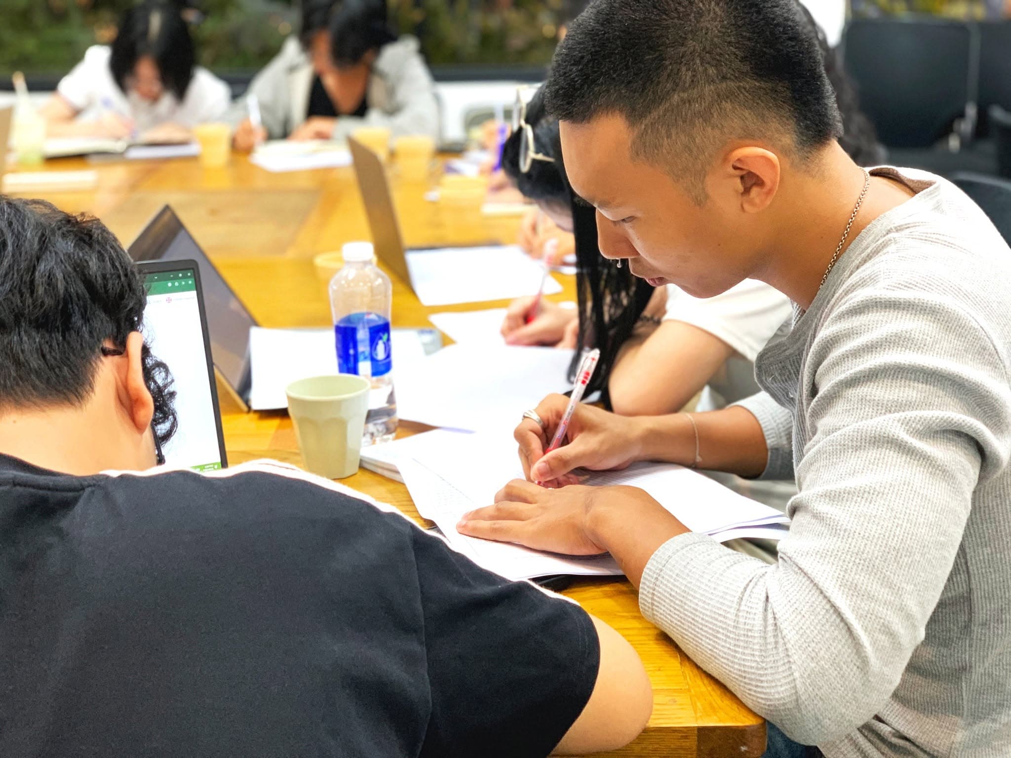 Học viên tập trung viết quanh bàn dài