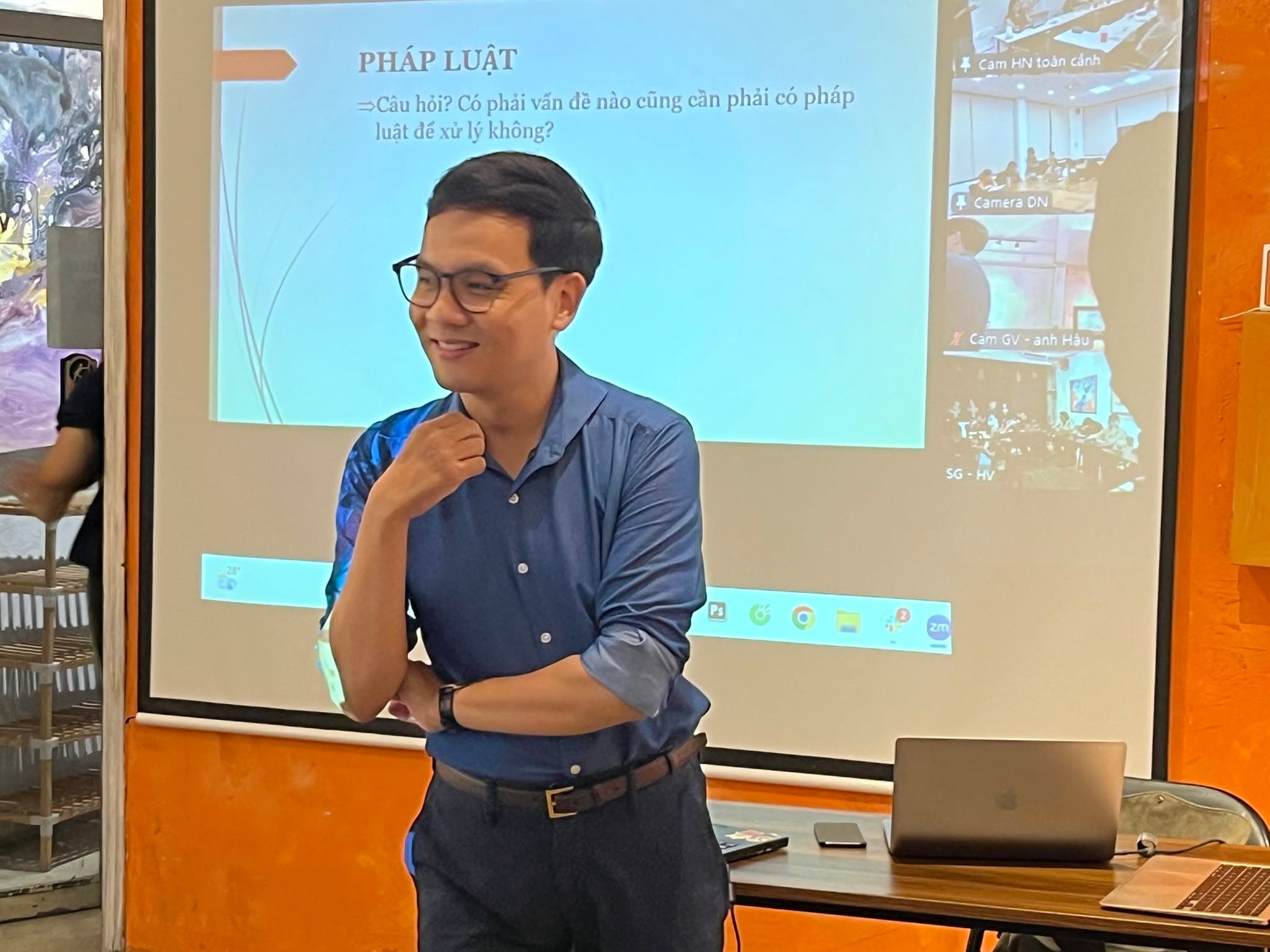 Giảng viên trình bày trước màn hình chiếu phần Pháp luật