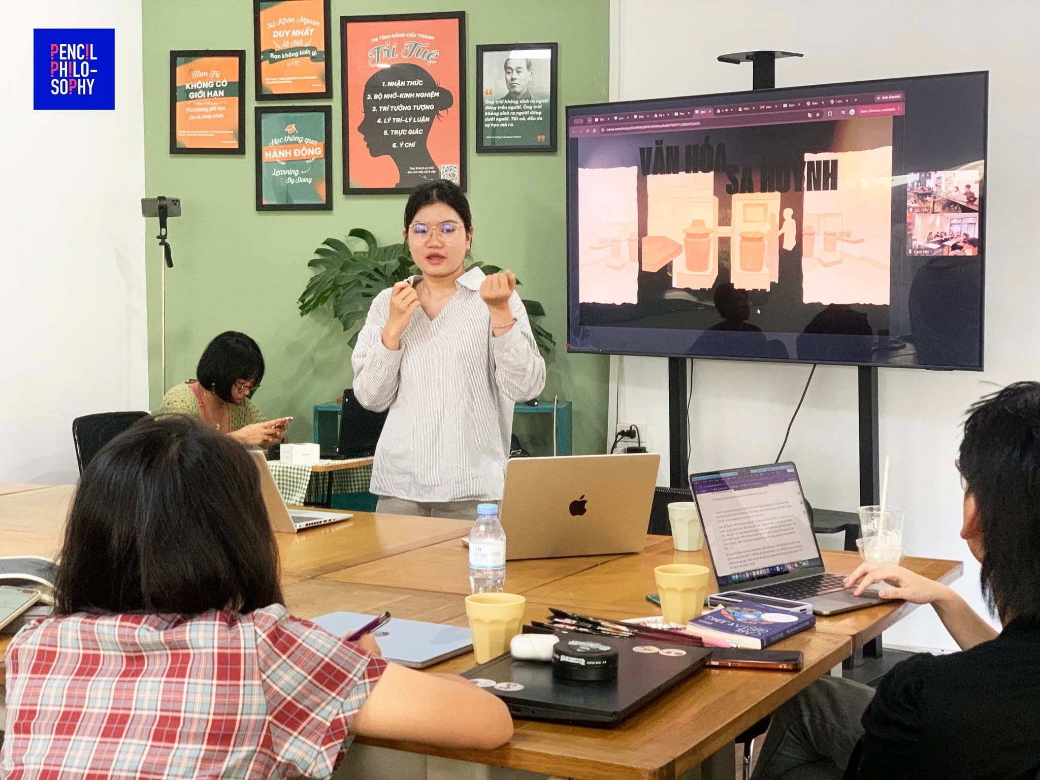 Học viên trình bày sản phẩm nhóm trước lớp