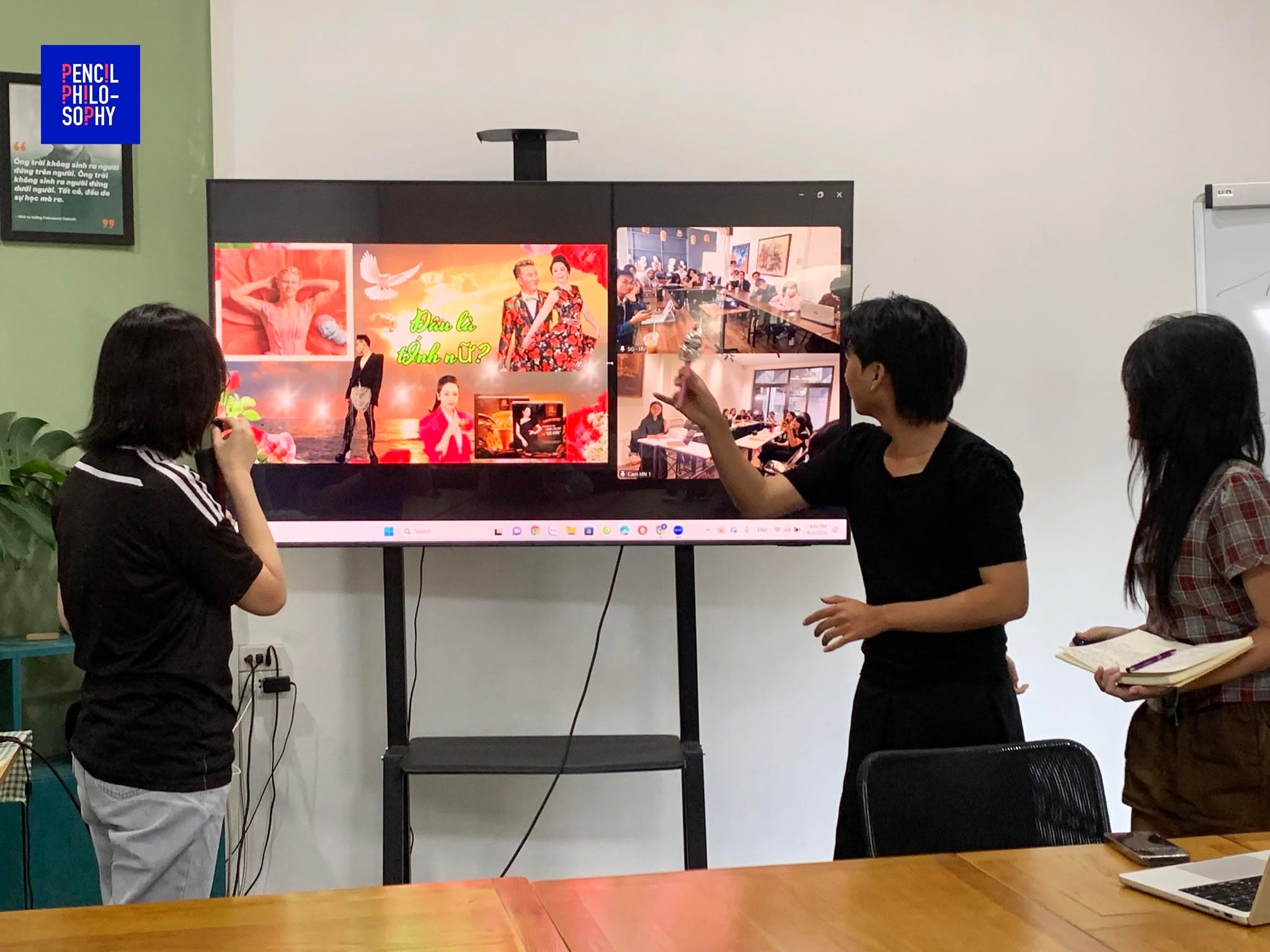 Học viên giới thiệu sản phẩm website của nhóm trên màn hình