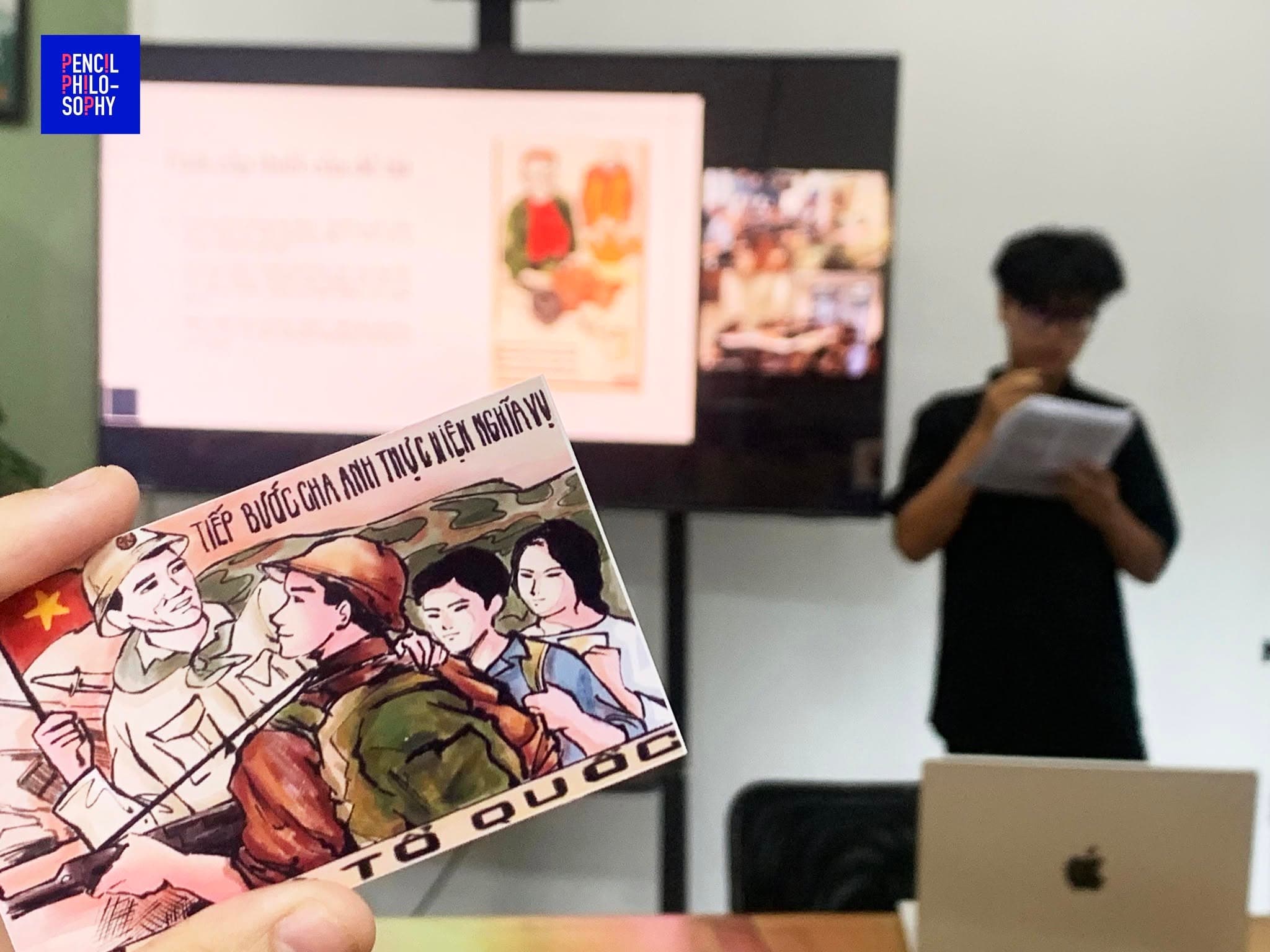 Học viên cầm một tấm tranh cổ động khi trình bày