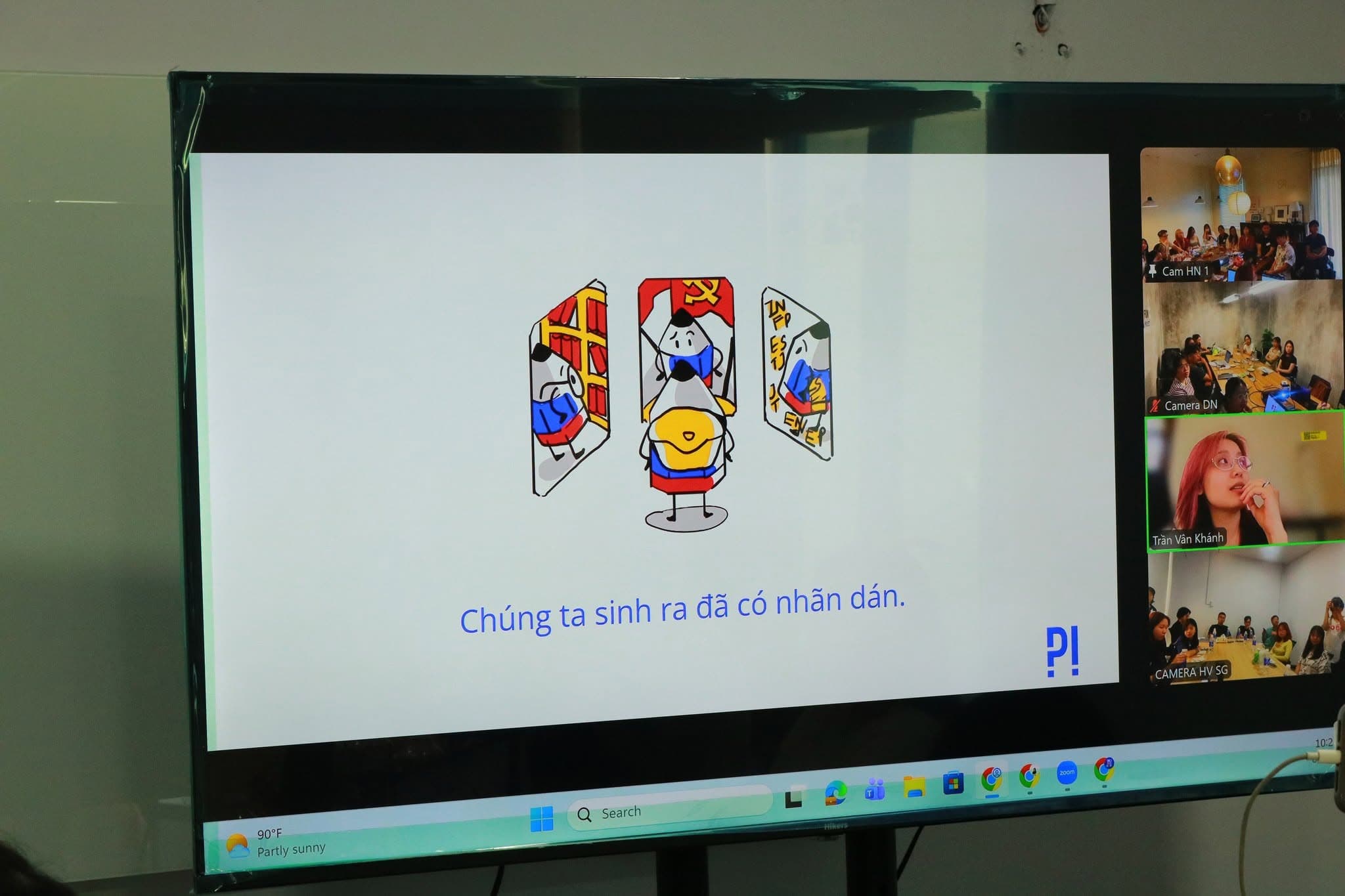 Màn hình chiếu dòng chữ Chúng ta sinh ra đã có nhãn dán