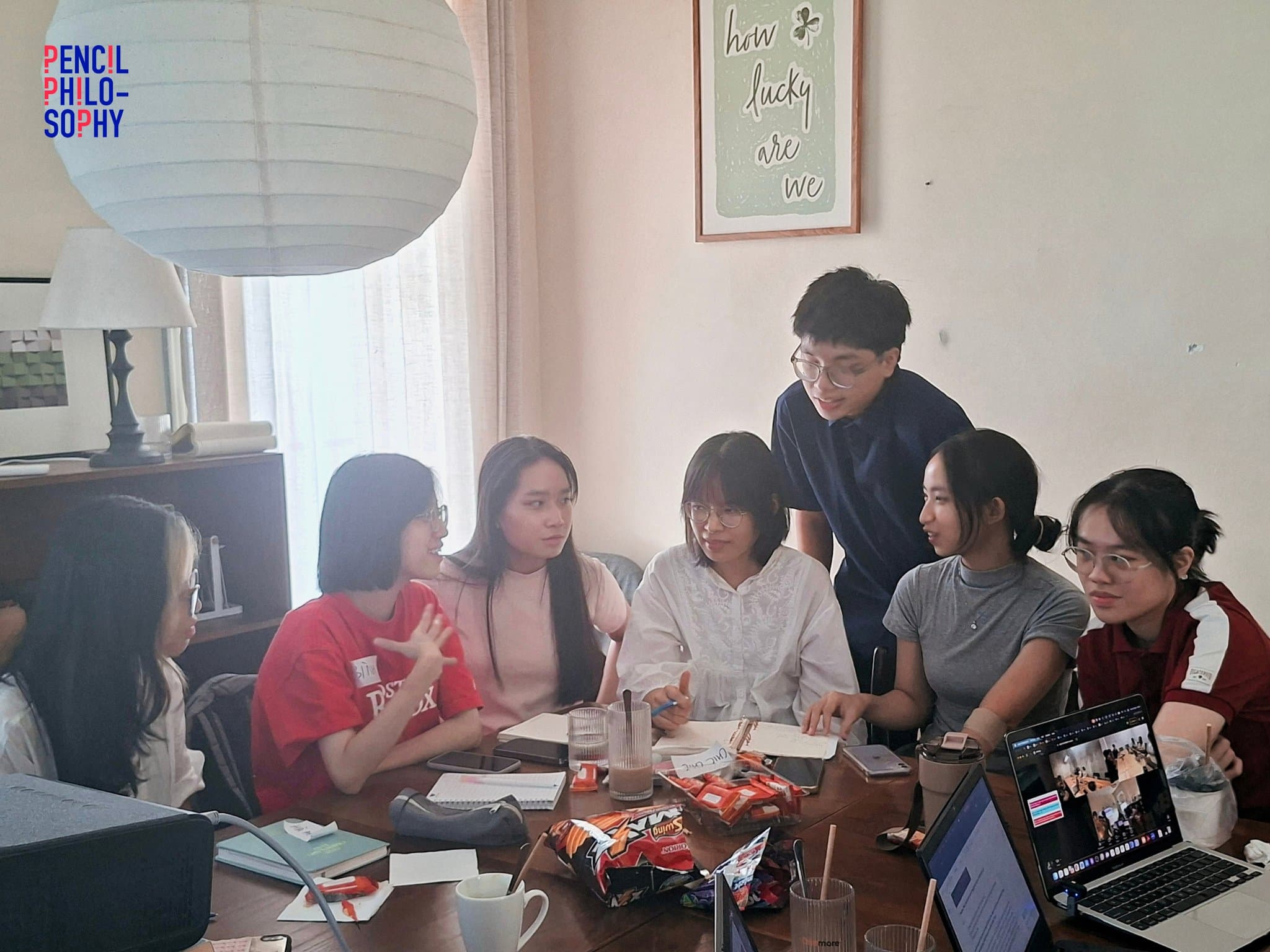 Một nhóm hội viên chụm đầu thảo luận quanh bàn