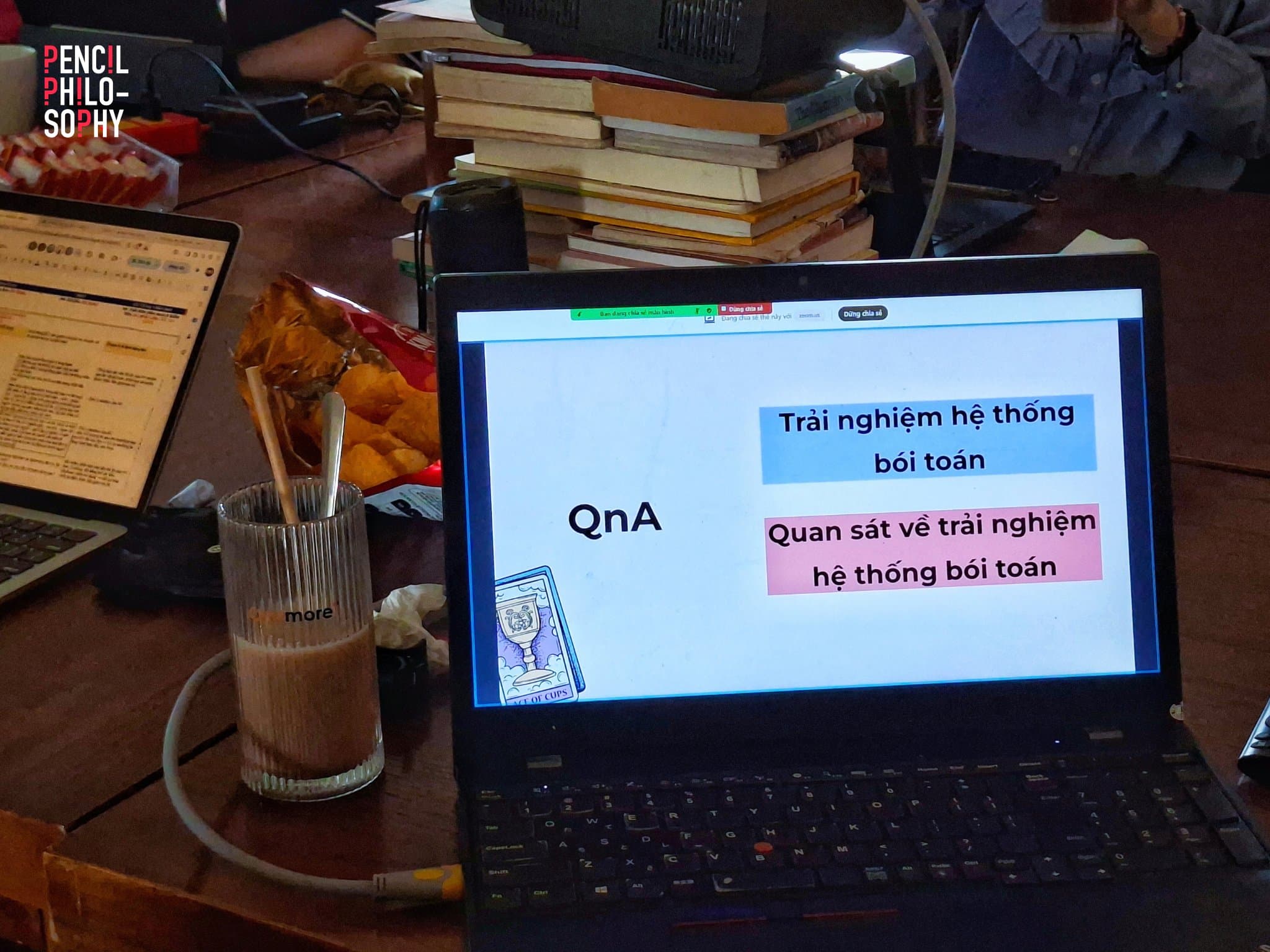 Màn hình laptop chiếu slide phần QnA của seminar