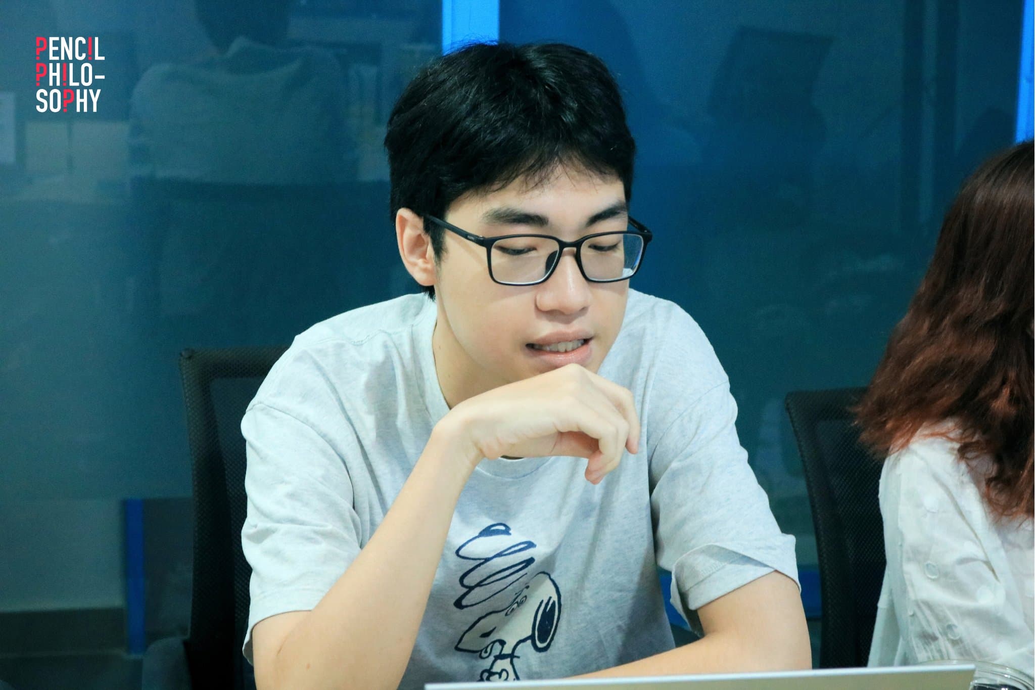 Hội viên chống cằm suy nghĩ
