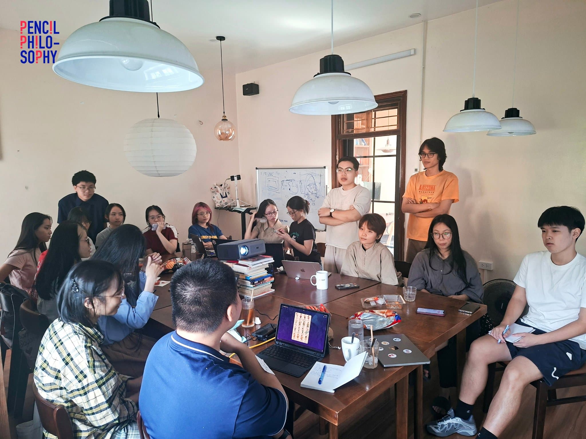Hội viên Nhưng mà thực ra… ngồi quanh bàn dài trong seminar tháng 9