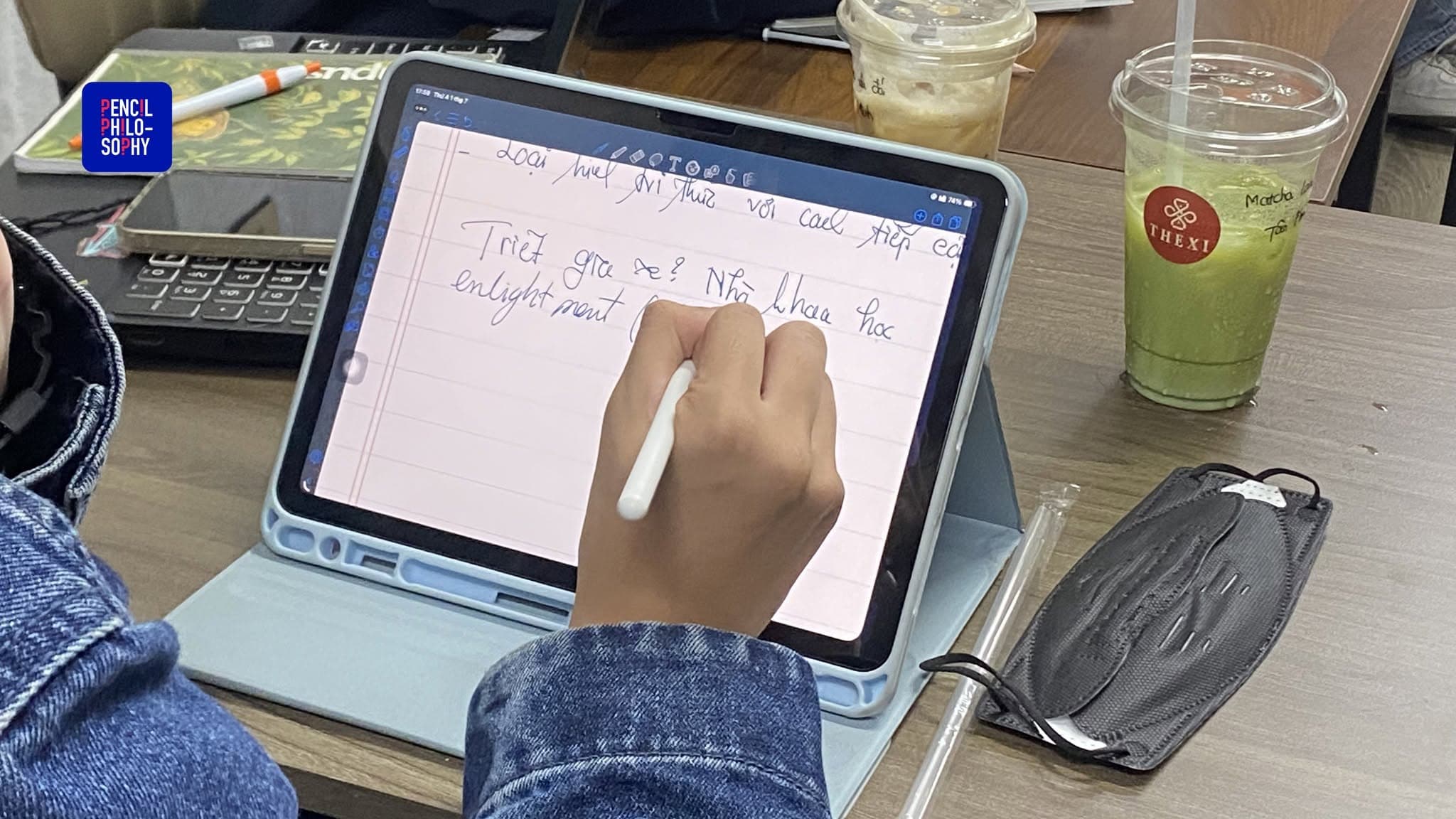 Học viên ghi chép trên máy tính bảng trong seminar Triết học