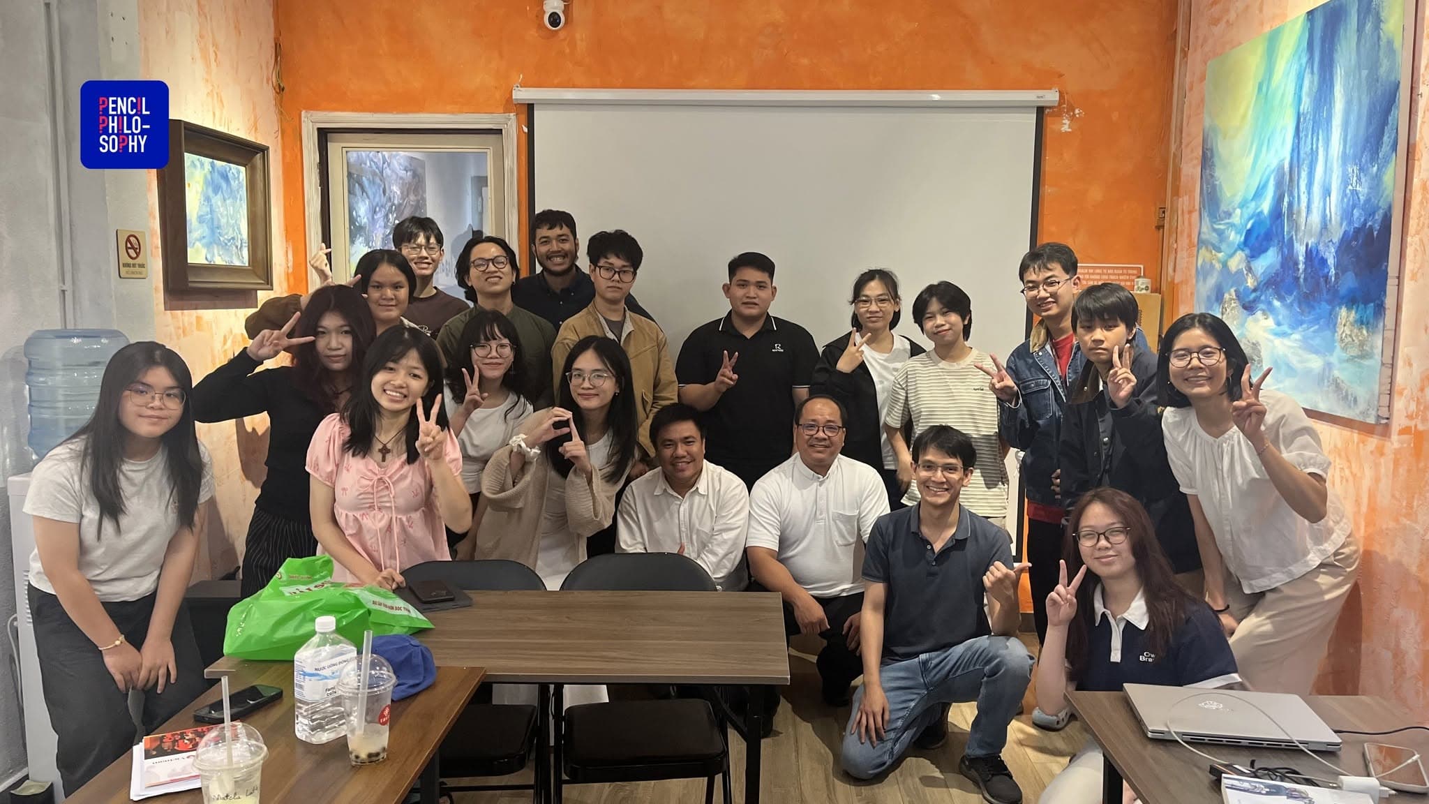 Học viên và giảng viên chụp ảnh chung sau seminar Thần học