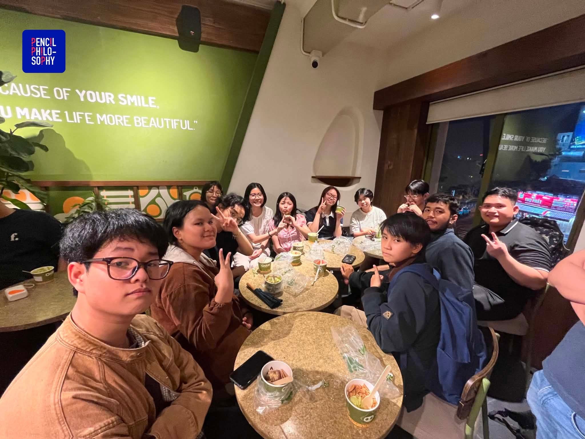 Trò chuyện sau buổi học.