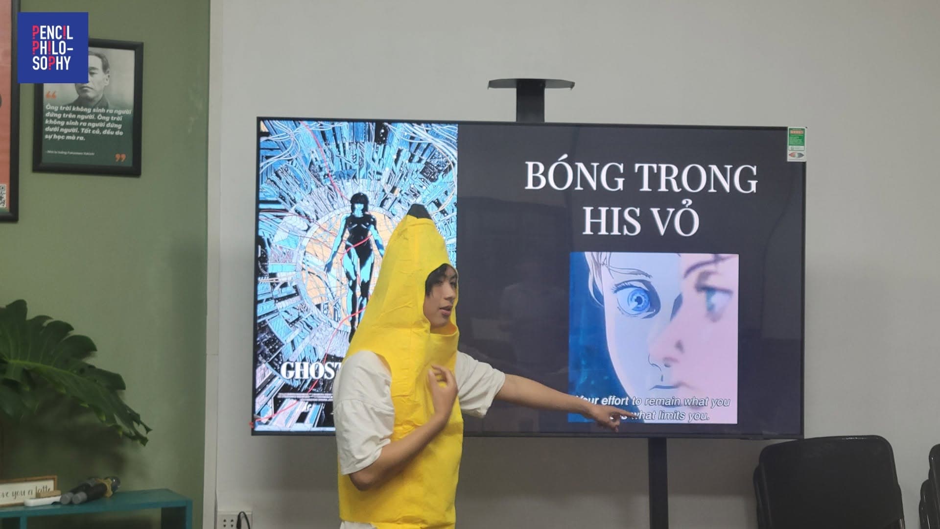Học viên trình bày ý tưởng phim trước màn hình