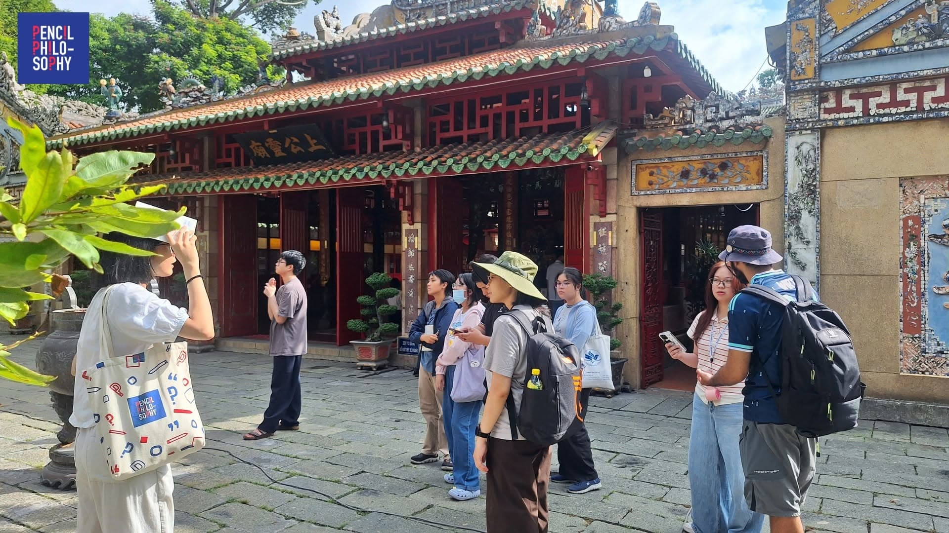 Chiêm nghiệm lịch sử và kiến trúc tại Lăng Ông Bà Chiểu.