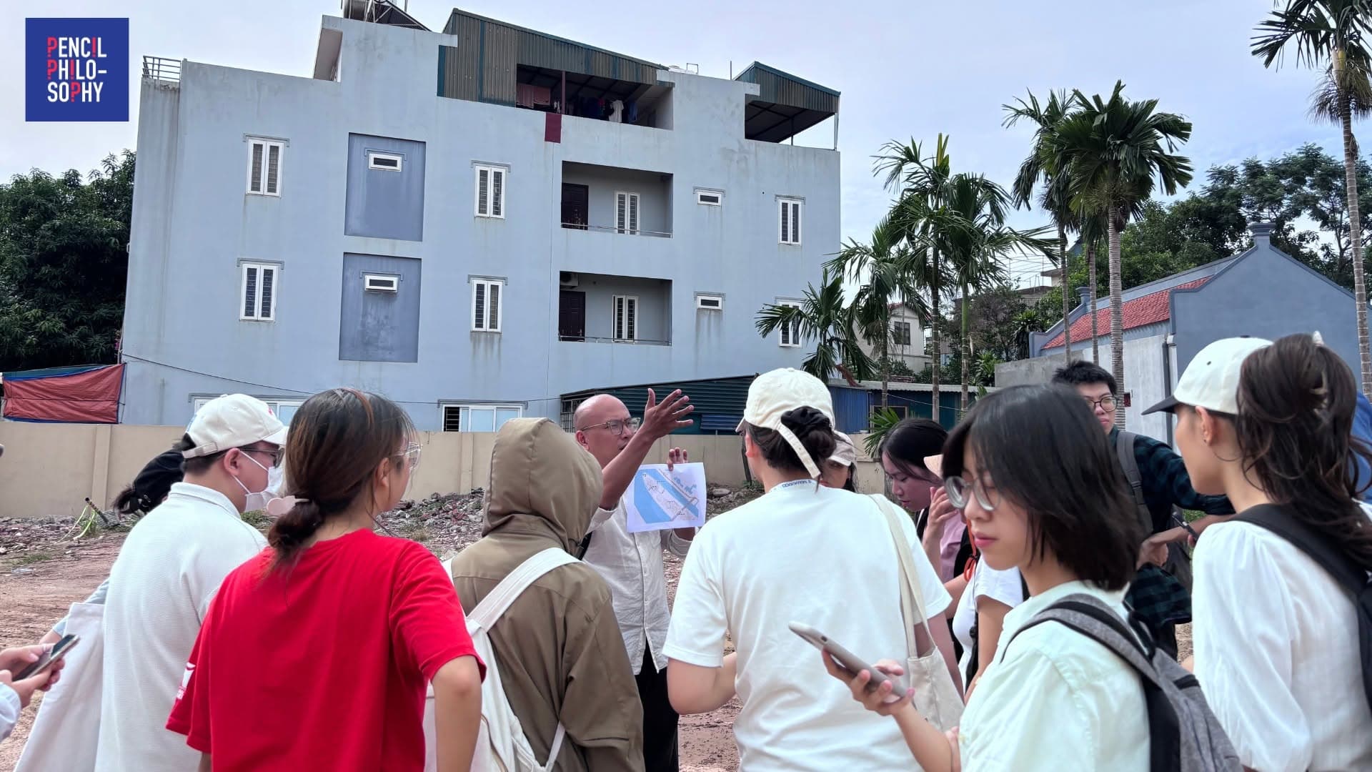 Học viên quan sát một công trình trong khu vực Bắc Cầu