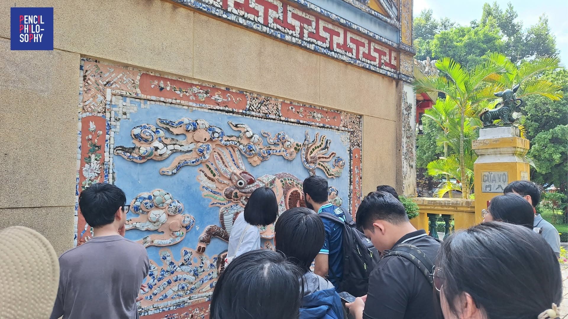 Quan sát mái ngói và hoa văn truyền thống.