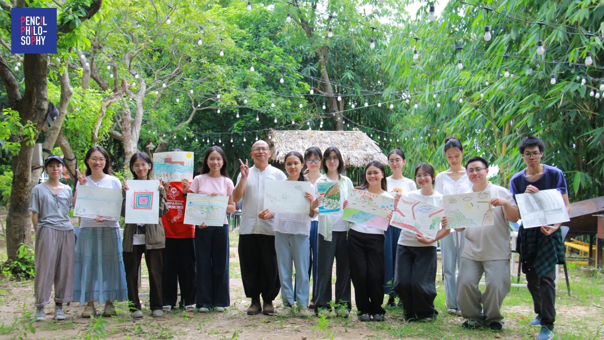 Học viên giơ những tấm bản đồ ký ức của mình